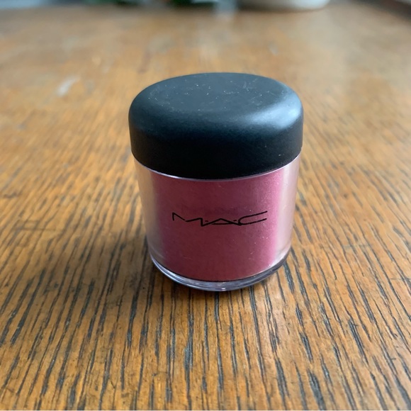 MAC Pigment Fuchsia - Picture 3 of 4